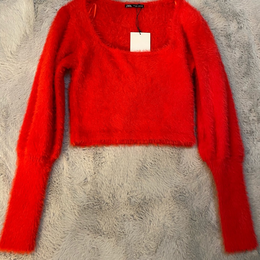 Zara Women’s Fuzzy Long Sleeve Crop Top sweater small